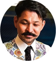 比嘉 康二 氏